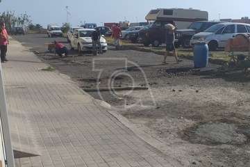 Los vecinos de la calle de Islas Canarias taparon este sábado los baches de la vía/TA.